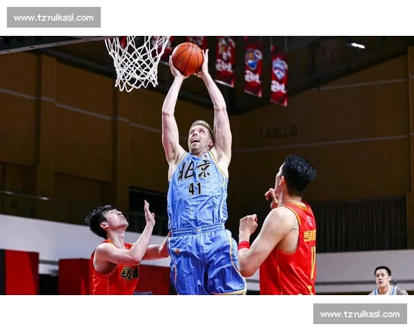 湖人队激战勇士队经典对决点燃西部巅峰篮球之夜再起风云季后赛前哨